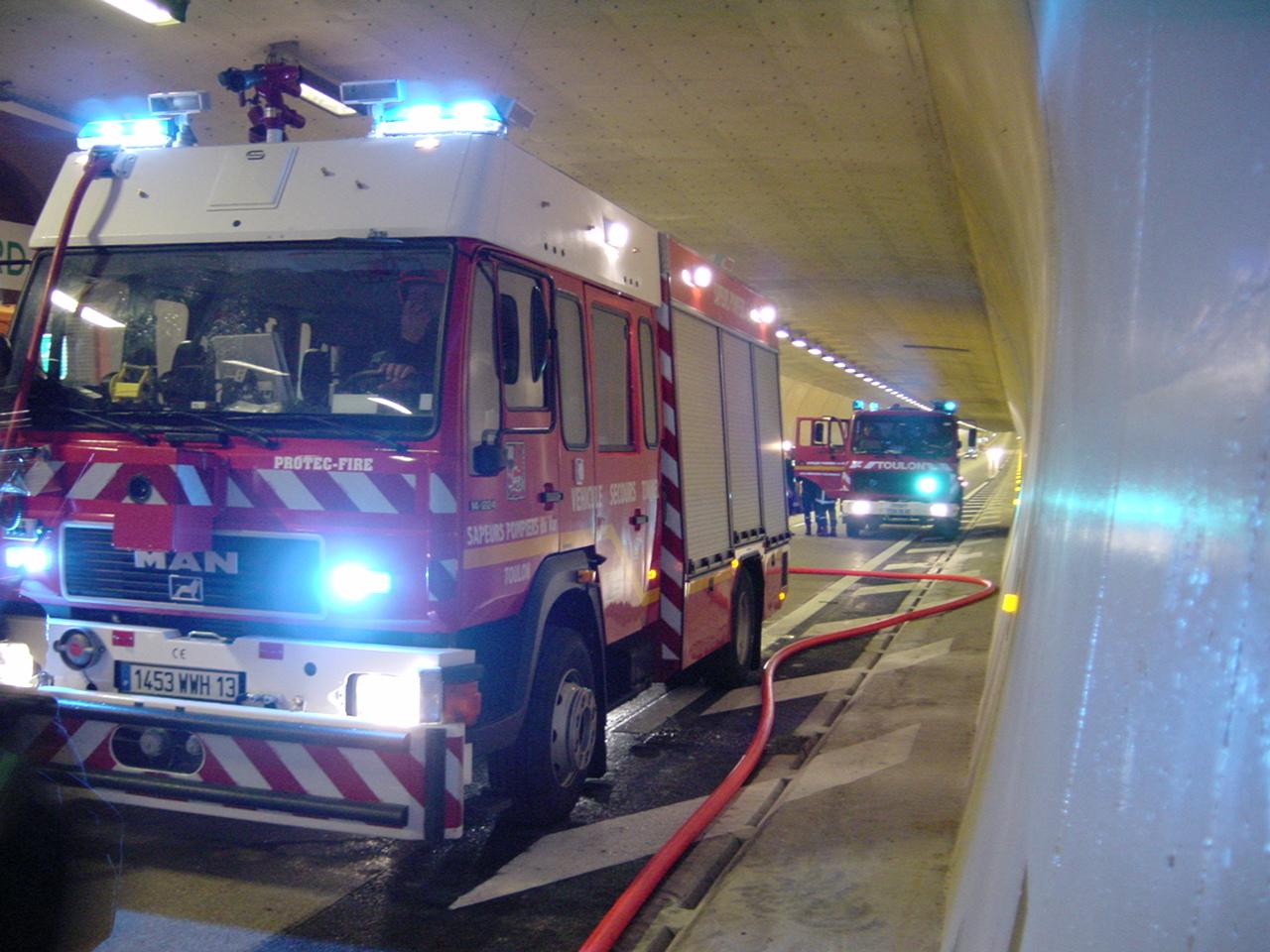 Figura 1: Intervención del servicio de bomberos después de un incendio en un túnel